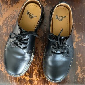 Women’s 7.5 / EU 38 Dr. Martens Oxford *like new*